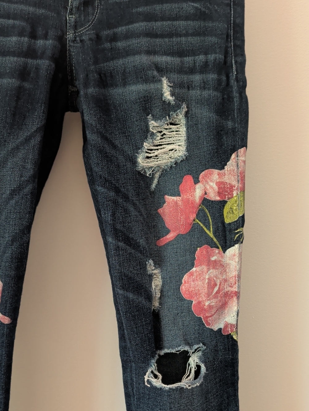 Guess Blue Skinny Jeans with Painted Pink Flowers Size 25 - Picture 4 of 12